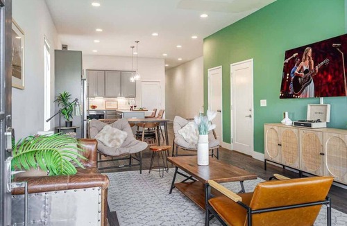 Talbot's Corner House | Hurst House - 4 Stylish Homes - Mins to Germantown