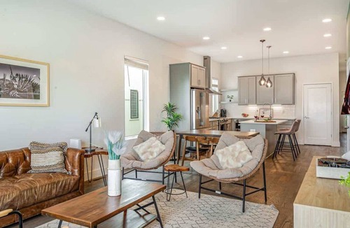 Talbot's Corner House | Hurst House - 4 Stylish Homes - Mins to Germantown
