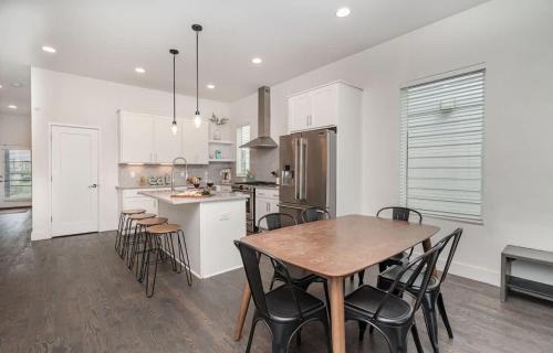 Talbot's Corner House | Hurst House - 4 Stylish Homes - Mins to Germantown
