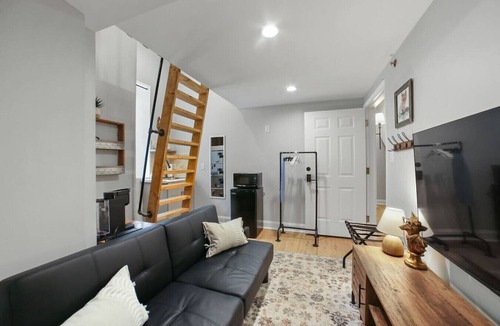 St. Charles Historic District Apartment | Intimate Suite – Perfect for Date Nights-Fox Suite