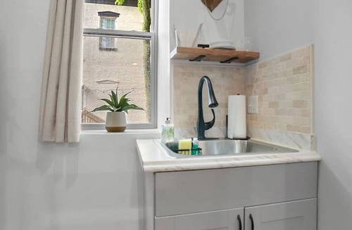 St. Charles Historic District Apartment | Intimate Suite – Perfect for Date Nights-Fox Suite
