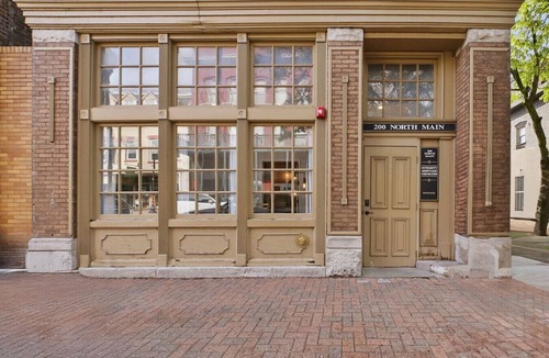 St. Charles Historic District Apartment | Intimate Suite – Perfect for Date Nights-Fox Suite