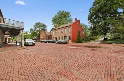 St. Charles Historic District Apartment | Intimate Suite – Perfect for Date Nights-Fox Suite