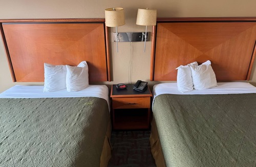 Harriman Hotel | Inviting 4-Room Stay with Complimentary Parking & Continental Breakfast