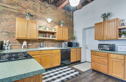 Hannibal Apartment | Jacuzzi Tub & Full Kitchen: Dowtown Hannibal Loft