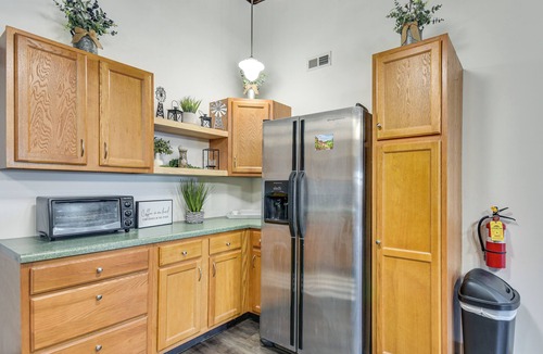 Hannibal Apartment | Jacuzzi Tub & Full Kitchen: Dowtown Hannibal Loft