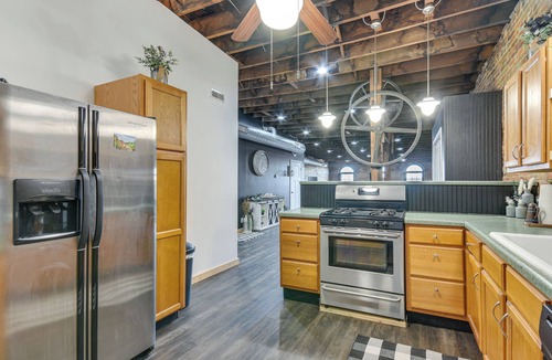 Hannibal Apartment | Jacuzzi Tub & Full Kitchen: Dowtown Hannibal Loft