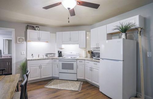 Weston Apartment | Jelinek Hideaway Unit 1 - Modern 2BR Apartment