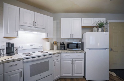 Weston Apartment | Jelinek Hideaway Unit 1 - Modern 2BR Apartment