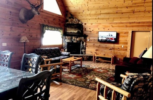 Warrens Cabin | Jellystone Lodge