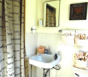 Mount Ida Hotel | JI1 - King Guest Room located at the Joplin Inn