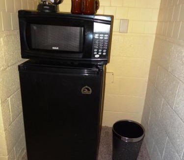 Mount Ida Hotel | JI11 - Queen Guest Room located at the Joplin Inn