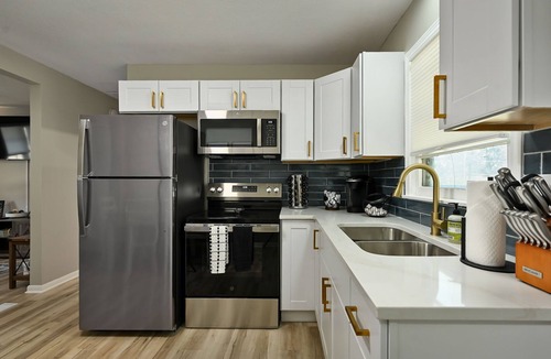 Blue Springs House | Kansas City Soccer Stay | Near Stadiums-Sleeps 10