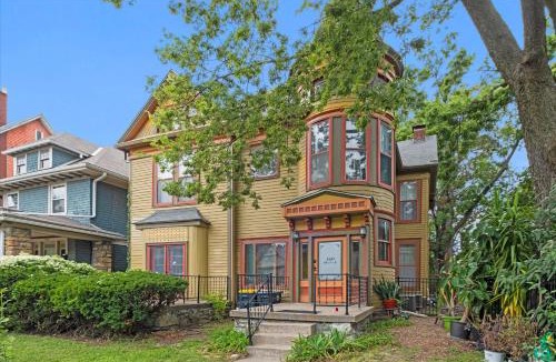 North Hyde Park House | KC Victorian Upper Unit 3BR With Clawfoot Tub 1124