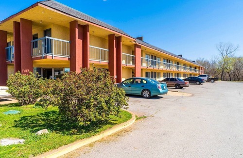 Chickasha Apartment | King Bed | Non-Smoking