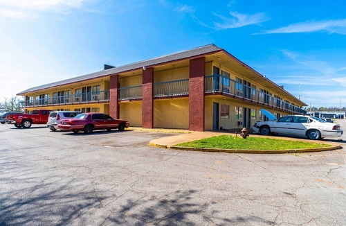 Chickasha Apartment | King Bed | Non-Smoking