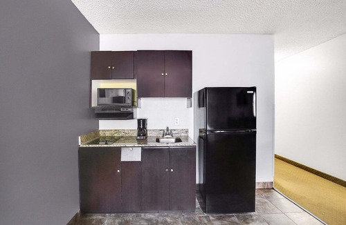 Texarkana Apartment | King Bed | Non Smoking