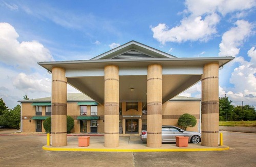 Texarkana Apartment | King Bed | Non Smoking