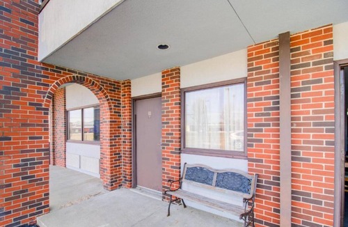 Malden Apartment | King Bed|Non-Smoking