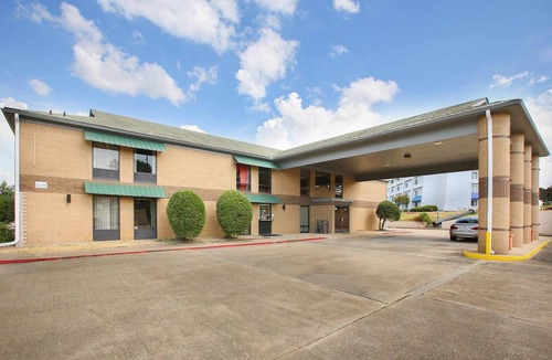 Texarkana Apartment | King Bed Smoking Walkin