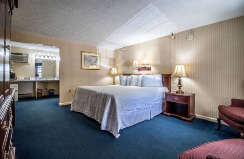 Ogunquit Cabin | King room - 1 King bed