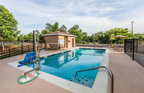 Farragut Apartment | King Studio w/Kitchen | Pool, Breakfast & Gym