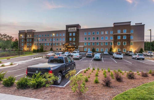 Farragut Apartment | King Studio w/Kitchen | Pool, Breakfast & Gym