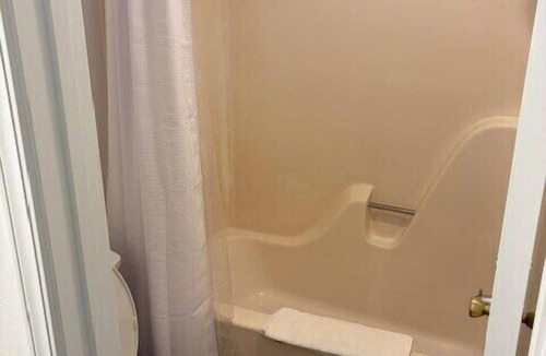 Eureka Springs Historic District Hotel | King Suite #18 at Glory Dayz