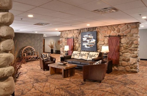 Onalaska Hotel | King Whirlpool Room | Pool, Bar & Breakfast | 6mi to Children's Museum
