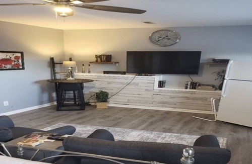 Bellevue House | Kings s size bed king The entrance through the front door Long term is availabl