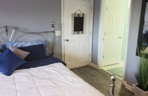 Bellevue House | Kings s size bed king The entrance through the front door Long term is availabl