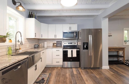 Manhattan House | KSU Home + Rooftop Deck + 1 acre! 0.5 mile to Stadium Pet, family friendly