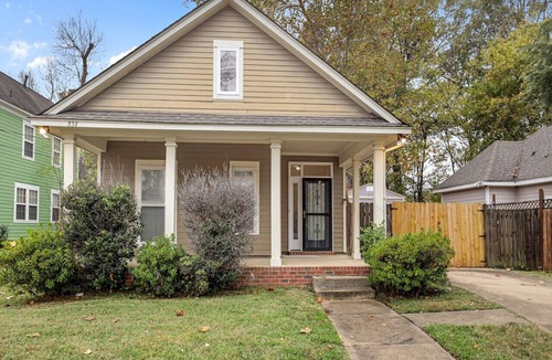 Uptown House | La Petite Maison of Woodlawn
