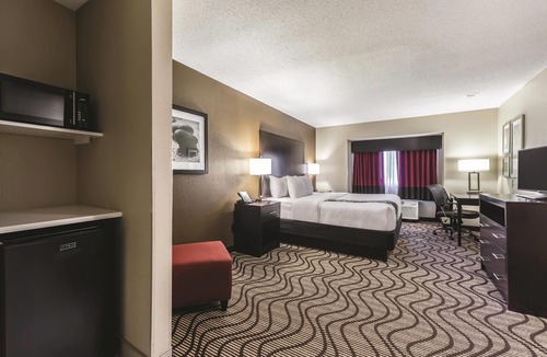 Collinsville Hotel | La Quinta Inn & Suites by Wyndham Collinsville - St. Louis