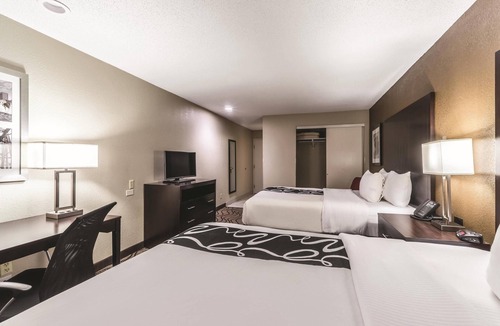 Collinsville Hotel | La Quinta Inn & Suites by Wyndham Collinsville - St. Louis