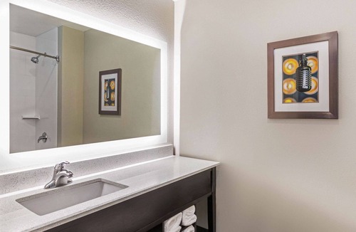 Kansas City Hotel | La Quinta Inn & Suites by Wyndham Kansas City Beacon Hill