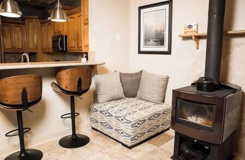 Holiday Island House | Lake Daze - Stylish Home -Walk to Marina