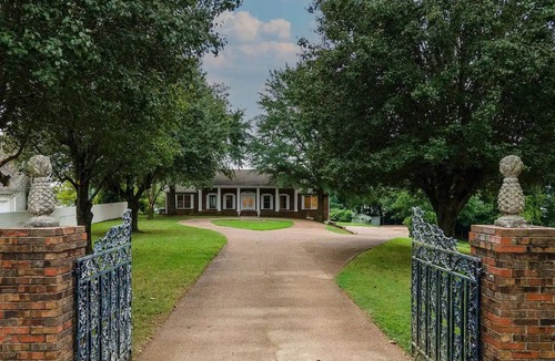 Gallatin House | Lake estate on Old Hickory with pool and hot tub, convenient to Nashville
