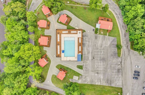 Smithville Cabin | Lake Front Cabin With a Pool and Bar & Grill