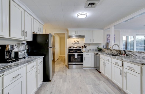 Mid America Resort | Lake Front Resort-Sleeps 22/3 Hot Tubs/3 Fire Pits/Boat Ramp/Dock/2 Game Rooms!