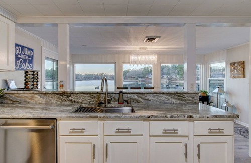 Mid America Resort | Lake Front Resort-Sleeps 22/3 Hot Tubs/3 Fire Pits/Boat Ramp/Dock/2 Game Rooms!
