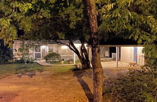 Piney House | Lake Hamilton Lakefront Retreat-Spacious & Stylish, National Park Views, Kayaks