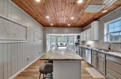 Piney House | Lake Haven Chateau - Hot Tub, Game Room, Pontoon Boat, 3BR, 3 Bathroom