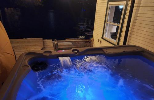 Piney House | Lake Haven Chateau - Hot Tub, Game Room, Pontoon Boat, 3BR, 3 Bathroom