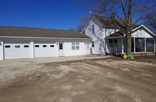 Lakewood House | LAKE SHELBYVILLE KIMBLE'S FARMHOUSE. SLEEPS 9