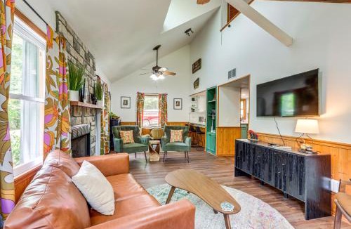 Eureka Springs House | Lakefront Cabin Less Than 3 Mi to Dtwn Eureka Springs!