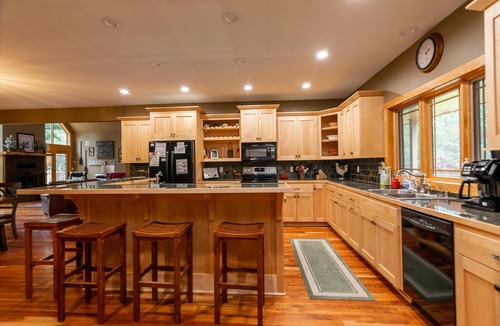 Friendship House | LAKEFRONT FAMILY RETREAT ON THE EASTERN SIDE OF CASTLE ROCK LAKE - PET FRIENDLY