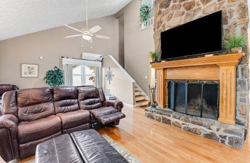 Jefferson City House | Lakefront Home Dock Covered Deck Fire Pit Dogs OK