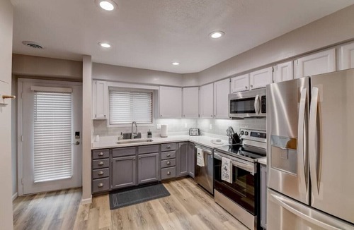 Lake Delton Condo | Lakefront Luxury 212 · Lakefront Luxury for Families or Couples