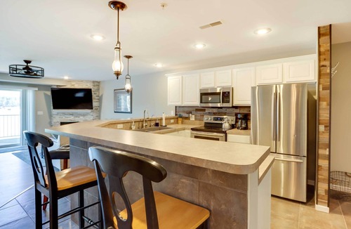 Camdenton Condo | Lakefront Ozark Condo w/Spacious Balcony!